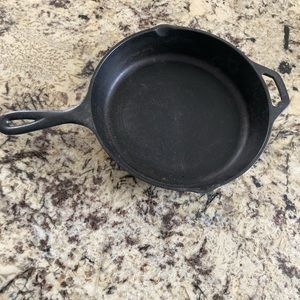 10 inch cast iron Lodge fry pan with pour lip and helper handle